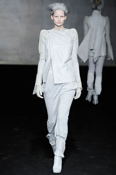 Look 10